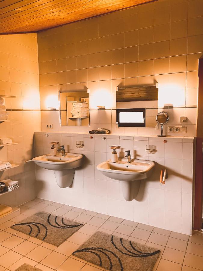 Naturnahes Familienchalet Mit Garten - Wifi - Netflix - Nur 15 Minuten Vom Chiemsee Und 35 Minuten Von Muenchen Entfernt Apartment